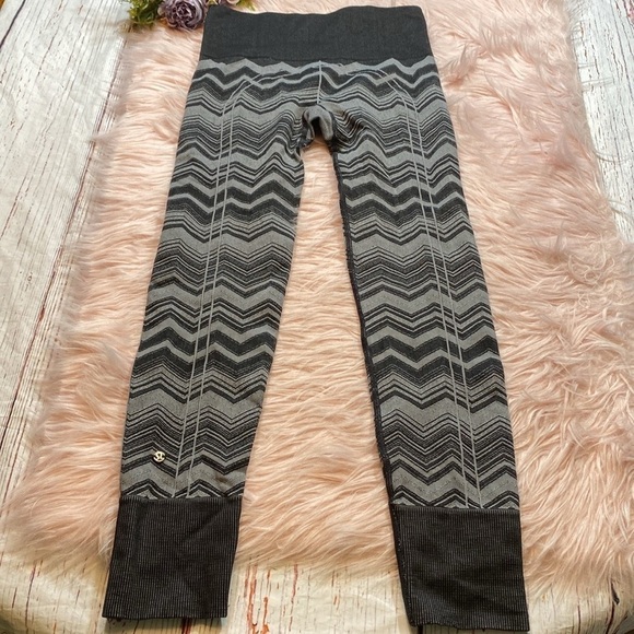 Lululemon Ebb to Street Gray Chevron Seamless Leggings sz 4 - Picture 13 of 13